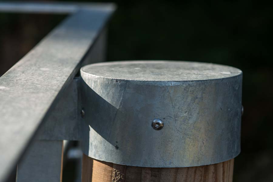 Zoom sur poteau en metal et bois